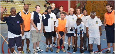 Hoarau pose avec l'équipe d' Autisme Réunion  du tournoi